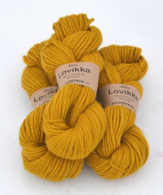 Lovikka-2131 Lejongul på vit ull