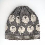 1183 Beanie with lamb's motif