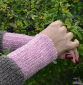12201 Wrist warmers in Tunisian crochet