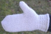 1252 Mitt in twined knitting