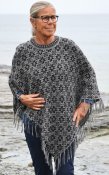 3232 - Poncho with star pattern
