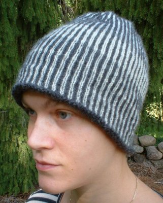 Mössor med smala ränder stickbeskrivning