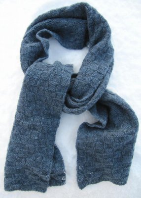 3634 - Scarf with checkerboard pattern