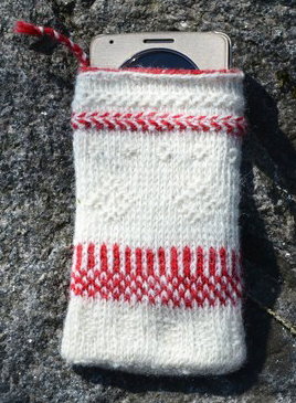 Cell phone case in twined knitting