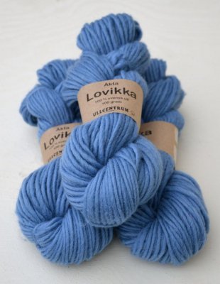 Lovikka-4151 Himmelsblå på vit ull
