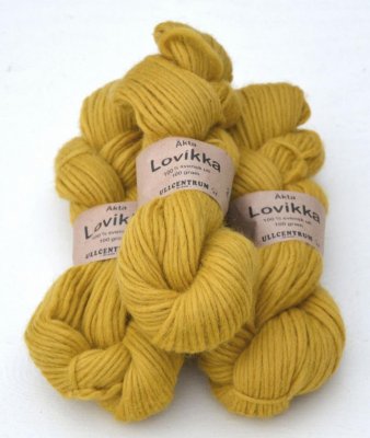 Lovikka-2141 Mild Lejongul på vit ull