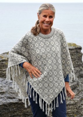 3232 - Poncho with star pattern